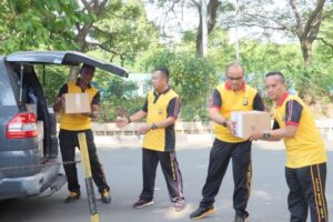 Bakti Religi di Gereja Toraja, Anggota Polres Jakut Angkut Sampah dan Bagi Sembako