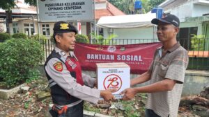 Bagikan Bansos Pada Masyarakat, Wujud Kepedulian Polsek Jatinegara Dalam Rangka HUT Bhayangkara ke-78