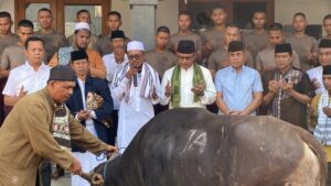 Anggota Polsek Koja dan Warga Sekitar Laksanakan Sholat Idul Adha Bersama