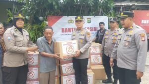 Sambut HUT Bhayangkara ke-78, Polsek Kalideres Distribusikan 75 Paket Sembako kepada Warga