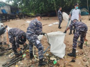 Lanal Bintan Berkolaborasi Dengan PT. BIIE Lobam Gelar Aksi Bersih Pantai