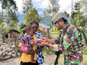 Satgas Yonif 509 Kostrad Berbagi Keceriaan di Kampung Holomama, Intan Jaya