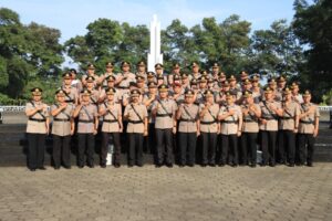 KAPOLRES BOGOR SELAKU PIMPINAN ZIARAH ROMBONGAN DALAM RANGKA MENYAMBUT HUT BHAYANGKARA KE 78 TH DI IKUTTI PEJABAT UTAMA, PARA KAPOLSEK DAN PERSONIL POLRES BOGOR DI TAMAN MAKAM PAHLAWAN PONDOK RAJEG