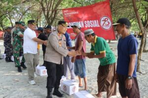 Kapolres Kepulauan Seribu dan Forkopimkab Bagikan Bantuan Sosial di 4 Pulau untuk Sambut Hari Bhayangkara ke-78