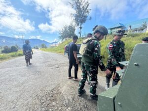 Satgas Yonif 509 Kostrad Sigap Bantu Mobil Warga yang Terperosok di Pinggir Jalan Kampung Mamba, Intan Jaya