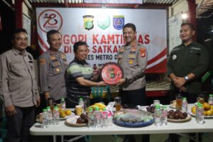 Kapolrestro Depok Gelar Ngopi Kamtibmas Bersama Warga di Pos Satkamling Kelurahan Tugu Cimanggis