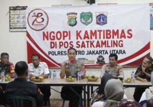 Polsek Penjaringan Gelar Ngopi Kamtibmas Bersama Warga di Pos Satkamling RW 011 Penjaringan