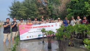 Bakti Sosial Hari Bhayangkara ke-78 di Wilayah Hukum Polres Kepulauan Seribu: Santunan Anak Yatim, Pengambilan Sampah di Terumbu Karang, dan Penanaman 2500 Pohon Mangrove