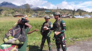 Prajurit Habema Bagi Makanan Gratis, Warga Yauria Riang Gembira