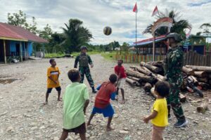 Ajak Bermain Bola Voli, Prajurit TNI Bangkitkan Semangat Anak-Anak Krepkuri