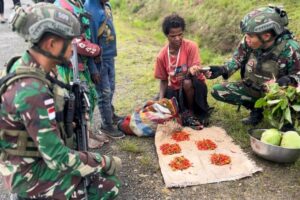 Satgas Yonif 509 Kostrad Laksanakan Kegiatan Rosita di Intan Jaya: Borong Hasil Tani dari Mama Papua