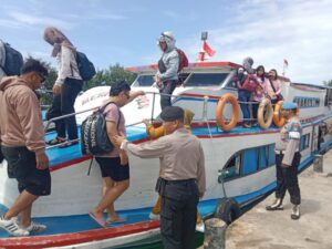 Polsek Kepulauan Seribu Utara Laksanakan Pengamanan Dermaga Pulau Kelapa untuk Antisipasi Gangguan Kamtibmas