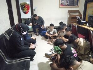 Polisi Lakukan Pemeriksaan Urine Terhadap Siswa PGRI 1 Halim yang Tertangkap Hendak Tawuran