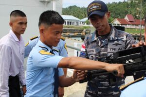 Tumbuhkan Jiwa Bahari, Siswa-Siswi SMA Taruna Hang Tuah Warship Tour Ke KAL Hinako 1-2-19 Lanal Nias