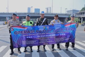 Operasi Patuh Jaya 2024, Satlantas Polres Metro Jakbar Bagikan Helm dan Jaket Kepada Pengendara