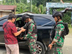 Ciptakan wilayah Perbatasan Papua Yang Aman, Satgas Yonif 122/TS Laksanakan Pemeriksaan Jalan Trans Papua