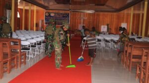 Minggu Kasih, Satgas Yonif 323 Buaya Putih Ajak Masyarakat Bersihkan Gereja