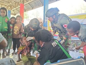 Warga Beoga Sambut Antusias Imunisasi Polio oleh TNI dan Puskesmas