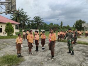 Satgas Yonif 122/TS Ajarkan Baris Berbaris Siswa SMP Negeri 5 Arso Papua