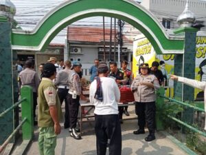 Membagi Semangat dan Kebersamaan: Polisi Berbagi Makan Gratis dengan Warga Bekasi Utara