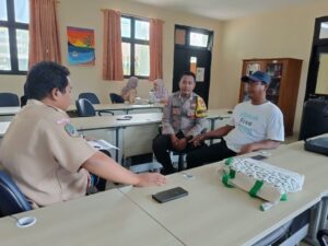 Bhabinkamtibmas Pulau Pari Jalin Silaturahmi dengan Warga, Sosialisasikan Call Centre POLRI 110 dan Pesan Kamtibmas