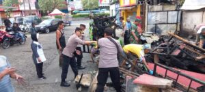 Mendapat Musibah Warungnya Kebakaran, Dua Warga Purwokerto Kulon Mendapat Bantuan Dari Polsek Purwokerto Selatan Polresta Banyumas