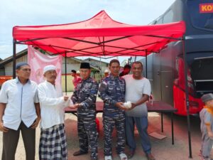 Gerakan Jumat Berbagi, Prajurit Posal Gunungsitoli Laksanakan Pembagian Makanan Kepada Jama’ah Masjid Al- Furqan dan Warga Sekitaran Kota Gunungsitoli