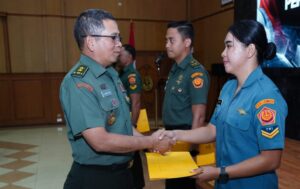 Kapuspen TNI Berikan Reward Kepada Prajurit Berprestasi dan Lepas Prajurit Mutasi Keluar PuspenTNI