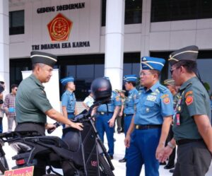 Kasum TNI Pimpin Acara Penyerahan Kendaraan Dinas UO Mabes TNI dan Alat Kesehatan Di Mabes TNI