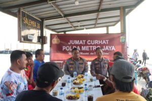 Kapolres Kepulauan Seribu AKBP Ajie Lukman Hidayat Laksanakan Giat Jumat Curhat di Pulau Panggang