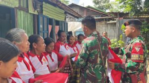 Satgas Yonkav 6/Naga Karimata Berikan Baju Dan Bendera Merah Putih