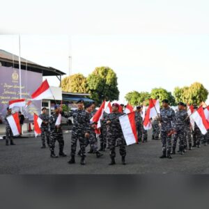 Menyongsong HUT Kemerdekaan Republik Indonesia Ke-79 Tahun 2024, Lanal Sibolga Bagikan Bendera Merah Putih Kepada Masyarakat Sibolga