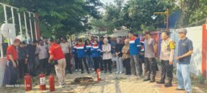 Bhabinkamtibmas Ikuti Simulasi dan Pelatihan Penggunaan APAR di Taman Pondok Ungu