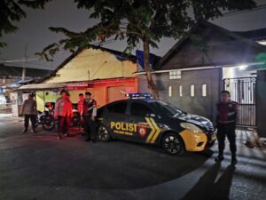 Polsek Koja Laksanakan Program Sambang Satkamling di Pos Linmas RW 011