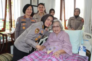 Jelang HUT Polwan Ke 76, Polwan RI Anjangsana ke Ibu Mery Hoegeng