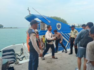 Polsek Kepulauan Seribu Utara Kedepankan Sikap Humanis, Bantu Penumpang Turun dari Kapal Demi Keselamatan dan Kenyamanan Wisatawan