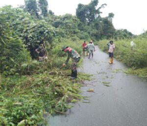 Agar Cepat Surut, Babinsa Koramil Mapurujaya Ajak Masyarakat Binaan Kerja Bakti Bersihkan Jalan Yang Tergenang Air