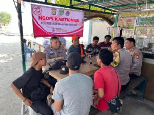 Kapolsek Kepulauan Seribu Selatan Bersama Bhabinkamtibmas Gelar Ngopi Kamtibmas di Pulau Payung, Serukan Pentingnya Kerjasama dalam Menjaga Keamanan