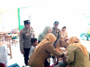 Bhabinkamtibmas Pulau Tidung Briptu Andika Fajar Dampingi Imunisasi Polio Dosis 2 untuk Balita di Pulau Tidung