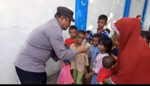 Bhabinkamtibmas Pulau Harapan Bagikan Susu dan Telur Rebus kepada Anak-Anak untuk Cegah Stunting