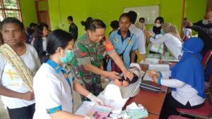 Bantu Turunkan Angka Stunting, Koramil Mapurujaya Beri Makanan Tambahan Di Wilayah Binaan