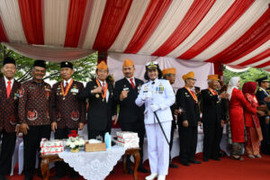 Komandan dan Prajurit Lanal Bandung Ikuti Upacara Pengibaran Bendera Merah Putih Dalam Rangka Peringatan HUT Ke-79 Kemerdekaan Republik Indonesia Tingkat Provinsi Jawa Barat