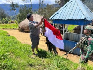 Bersama Prajurit Habema, Warga Yenggernok Antusias Kibarkan Merah Putih