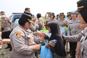 Polwan Polres Metro Bekasi Kota Bagikan Makan Siang Gratis dan Sembako untuk Masyarakat dalam Peringatan Hari Jadi Polwan ke-76