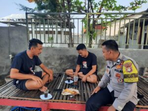 Bhabinkamtibmas Pulau Tidung Ajak Warga Jalin Silaturahmi dan Waspada Hoax Jelang Pilkada 2024