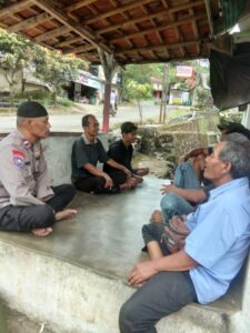 Bhabinkamtibmas Wilayah Hukum Polsek Nanggung Sambang Warga Desa sukaluyu Kec. Nanggung Kab. Bogor sampaikan Himbauan Kamtibmas