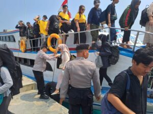 Polsek Kepulauan Seribu Utara Gelar Pengamanan Dermaga, Humanis Bantu Penumpang dan Cegah Narkoba