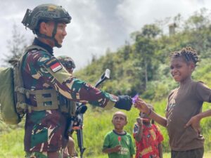 Komsos Satgas Habema Disambut Gembira Anak-Anak Mamba