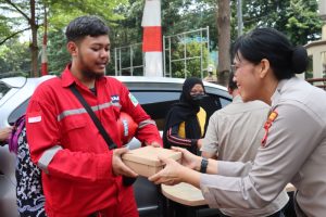 Polwan Polres Metro Jakarta Selatan Bagikan 400 Paket Makanan Siap Saji untuk Jemaah Sholat Jumat