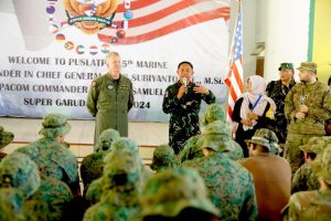 Momen Kedekatan Panglima TNI Bersama Pasukan Multi Nasional Pada Latihan Super Garuda Shield 2024